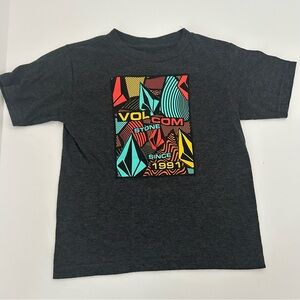 ⭐ Volcom Kids Front Graphic Dark Gray with Multicolor Design Size 4